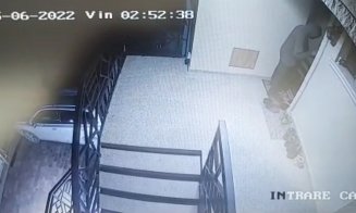 Hoții de case terorizează o localitate de lângă Cluj-Napoca. Au fost surprinși pe camerele VIDEO cum încearcă clanțele