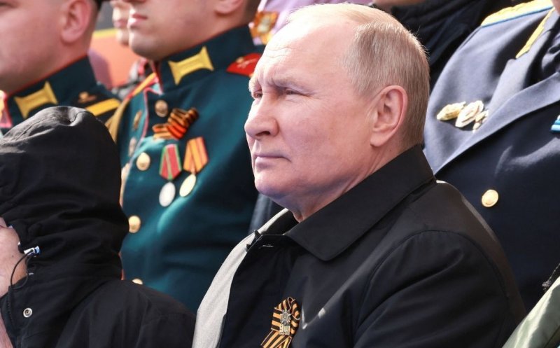 Putin nu se simte bine? A avut nevoie de o pătură la parada din Piața Roșie
