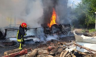 Un autobuz și o hală au luat foc în Câmpia Turzii