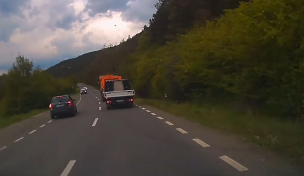 Șofer kamikaze în Cluj-Napoca. Depășiri la limită pe drumul Sfântul Ioan: "Cine poate trezi la realitate astfel de șoferi?"