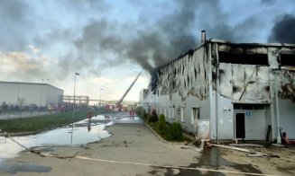 Incendiu de proporții la Dej. Arde hala unei fabrici de cauciucuri/ A fost transmis un mesaj de avertizare RO-ALERT