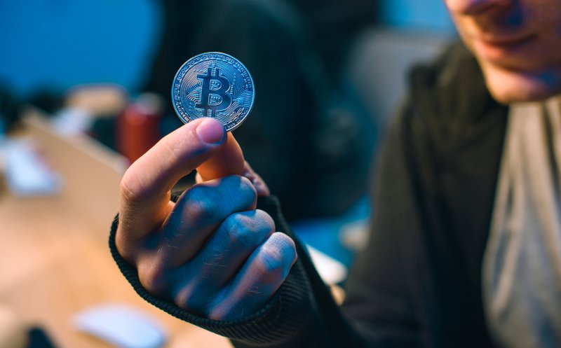 Piața crypto, în cădere liberă. Bitcoin pierde tot avansul din 2021 și ajunge la minimul ultimelor 16 luni