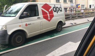Accident pe Iuliu Hossu. Una dintre mașini a ras stâlpișorii de pe trotuar/ Intervine SMURD-ul