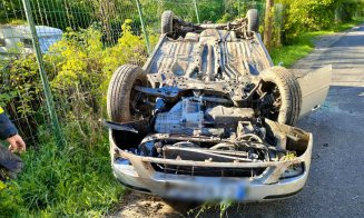 Mașină cu roțile-n sus în Florești. S-a lovit de un autoturism și s-a răsturnat