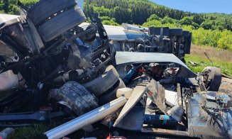 Accident GRAV în Căpușu Mare. Impact violent între un TIR și o mașină/ O tânără a rămas încarcerată