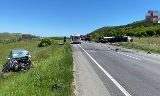 Accident GRAV în Căpușu Mare. Impact violent între un TIR și o mașină/ O tânără a rămas încarcerată