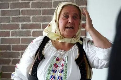 Maia Morgenstern și Tanti Lenuța din Chinteni, în avionul Cluj-București: "Vezi-ne! Mândre suntem! Faine, așe-i?!?"