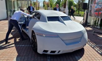 Premierul conduce prima mașină electrică „made in Cluj” a celor de la AROBS