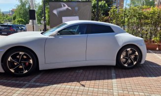 Premierul conduce prima mașină electrică „made in Cluj” a celor de la AROBS