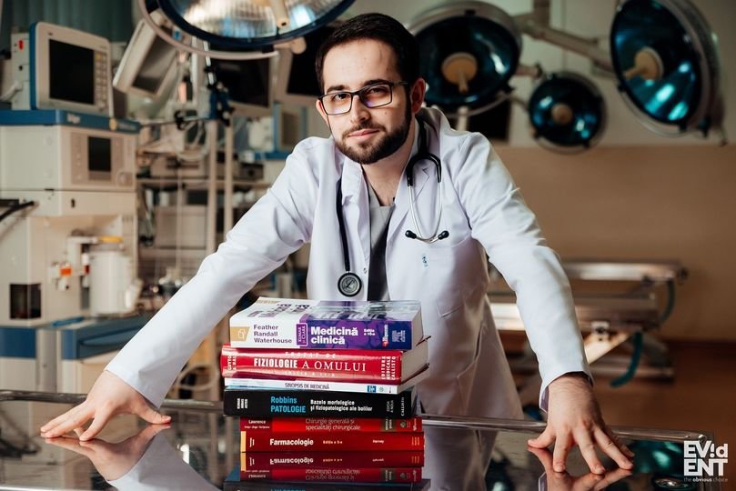 Mediciniştii clujeni şi-au unit forţele pentru a ajuta un coleg diagnosticat cu o tumoră la coloana vertebrală: "Vrei să faci o diferenţă în viaţa lui?"