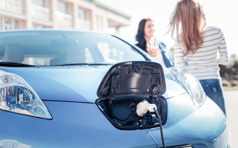 Prețul usturător al combustibilul forțează mâna românilor. Jumătate vor să treacă pe mașini electrice. Totuși, unii se tem că nu au unde să o încarce
