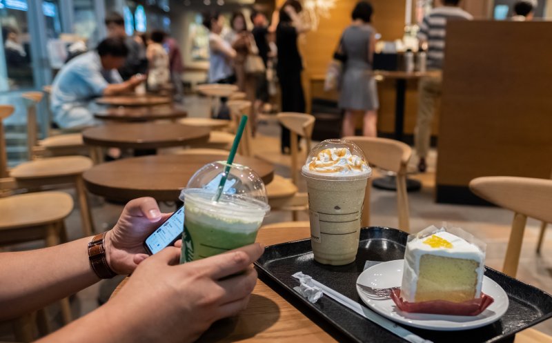 Starbucks pleacă și ea din Rusia. Se închid 130 de restaurante, iar brand-ul va plăti 6 salarii compensatorii angajaților