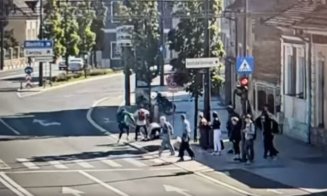 Trotinetistă căutată de poliţie: A lovit o femeie pe trecere şi a dispărut. Poliţiştii îl caută şi pe tânărul care o urma
