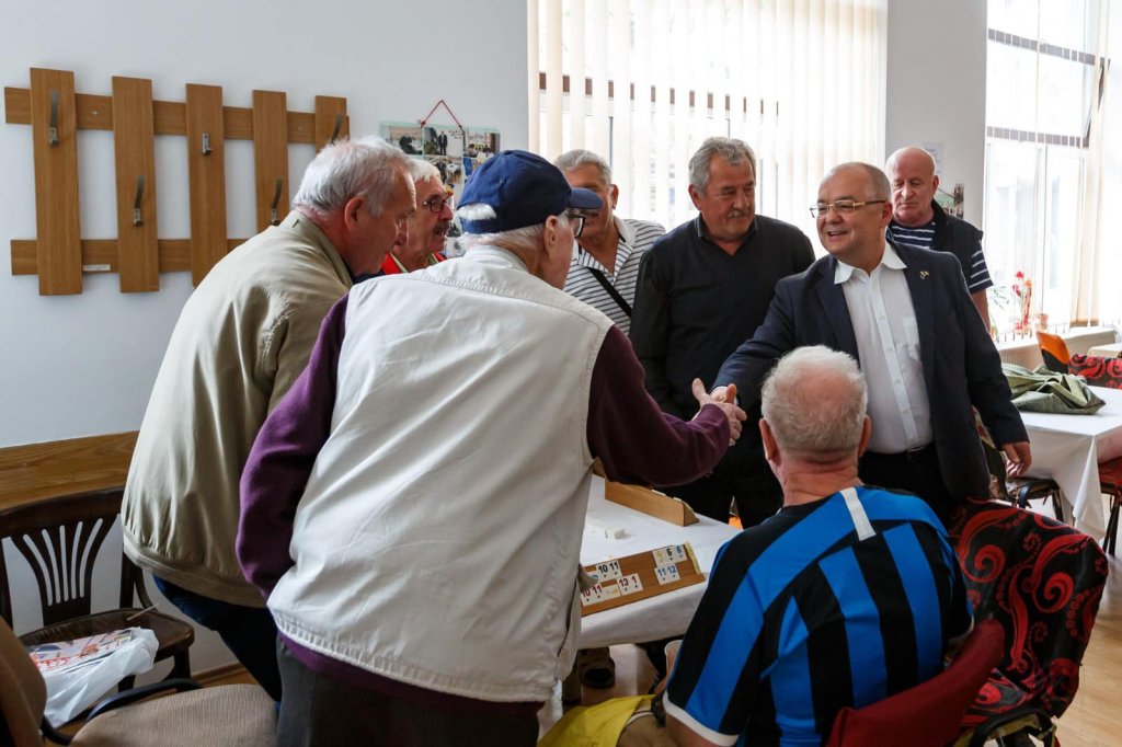 Emil Boc, la clubul pensionarilor. Unde se află centrele pentru vârstnici în cartierele din Cluj-Napoca