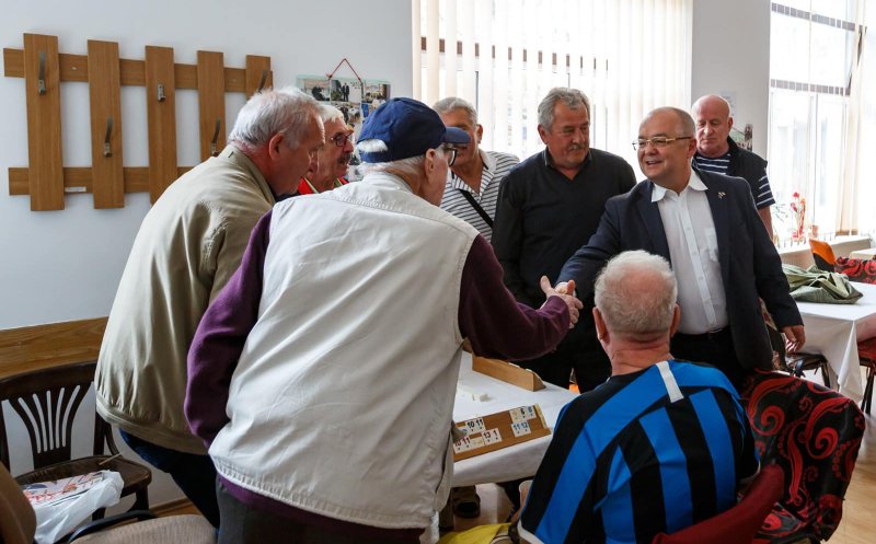 Emil Boc, la clubul pensionarilor. Unde se află centrele pentru vârstnici în cartierele din Cluj-Napoca