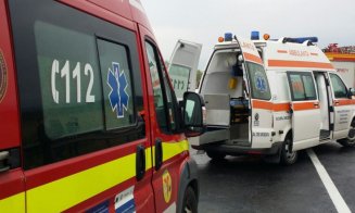 Accident grav în Dej. Trei mașini au fost implicate. Un minor a fost transportat la spital cu răni multiple