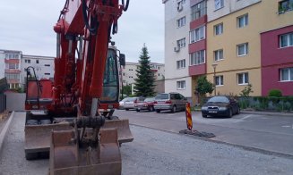 Asfalt pe repede înainte în Mănăştur pe aleile dintre blocuri, iar în locul garajelor demolate "răsar" locuri de parcare