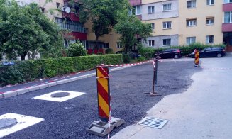 Asfalt pe repede înainte în Mănăştur pe aleile dintre blocuri, iar în locul garajelor demolate "răsar" locuri de parcare