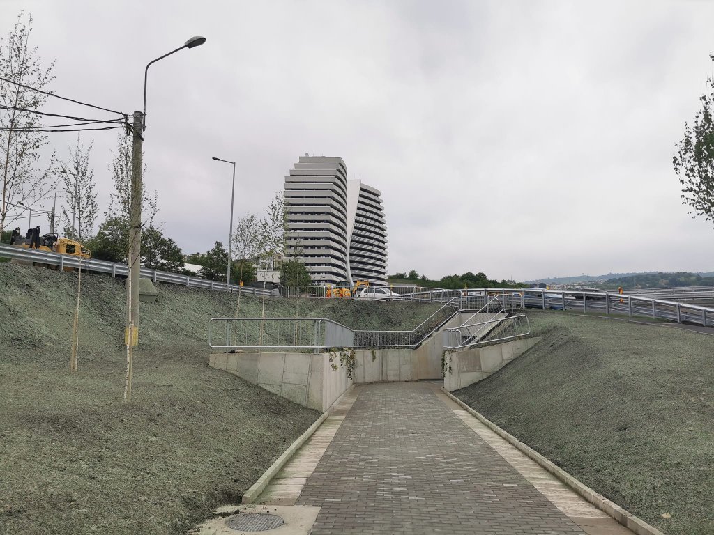 Clujenii, nemulțumiți de sensul giratoriu de pe Frunzișului: ''o cârpăceală", "lipsește accesul pietonal direct spre Lidl", "benzile nu sunt la același nivel"