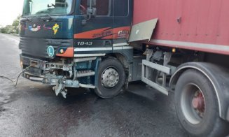 ACCIDENT în Cluj: Șoferul unui TIR a pierdut controlul volanului și a intrat în parapeții de beton