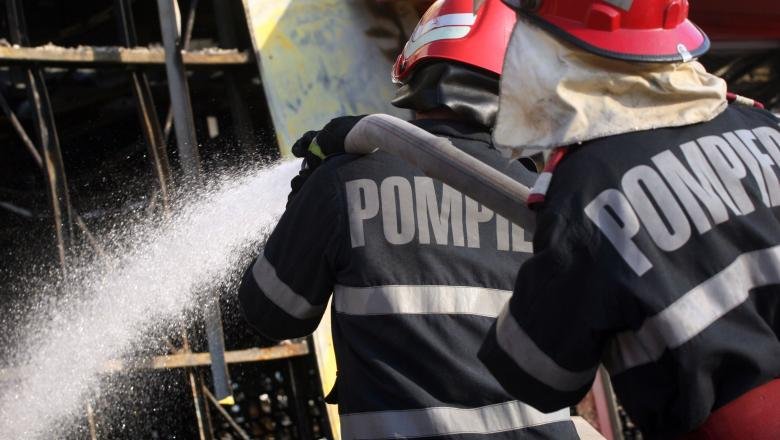 INCENDIU în Cluj: O defecțiune electrică le-a aprins casa