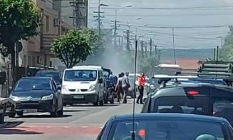 Mașină cuprinsă de flăcări pe Maramureșului. Intervin pompierii