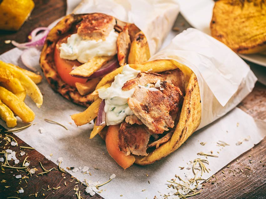 Inflația a lovit și Grecia! Cât a ajuns să coste tradiționalul souvlaki