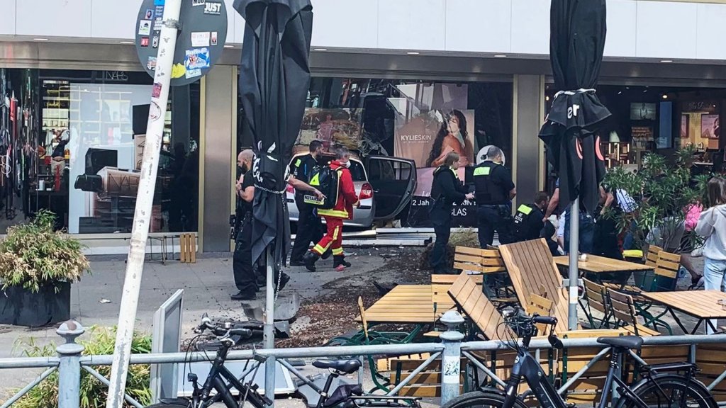 O maşină a intrat în mulţime la Berlin. Cel puţin un mort şi zeci de răniţi