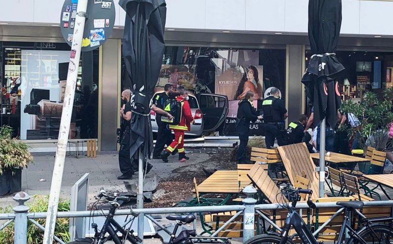 O maşină a intrat în mulţime la Berlin. Cel puţin un mort şi zeci de răniţi