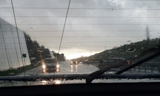 Rupere de nori pe A3, lângă Cluj. Două BMW-uri s-au făcut praf/ Unul a intrat în zid
