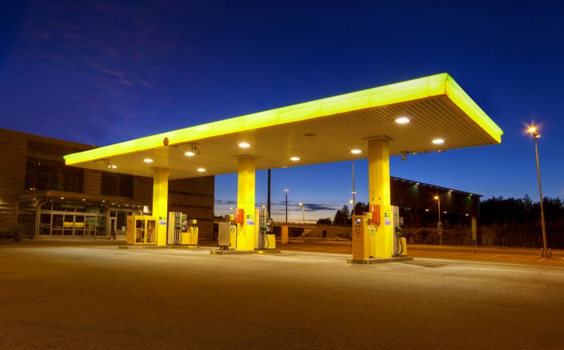 Benzinăriile mai și dau bani, nu doar iau. Cea mai mare companie de la Bursă propune dividende cu randament de 10%