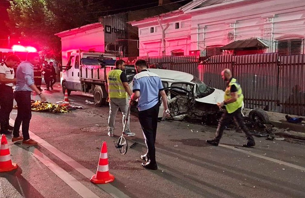 O șoferiță beată a spulberat 7 muncitori pe o șosea. 4 au murit pe loc