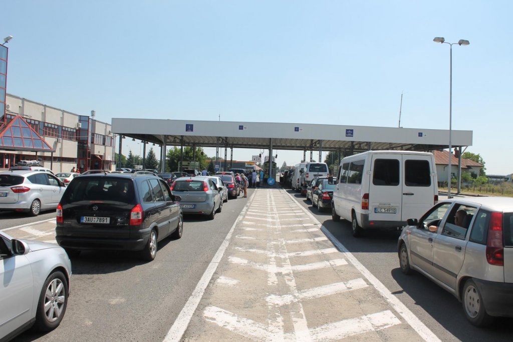 Vin românii din străinătate în concedii acasă. Timpi mari de așteptare la o vamă din țară