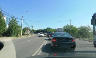 Bară la bară pe Frunzişului şi după inaugurarea sensului giratoriu: "Mă cârcotașilor, tot unde e aglomerație vă place să circulați :)"