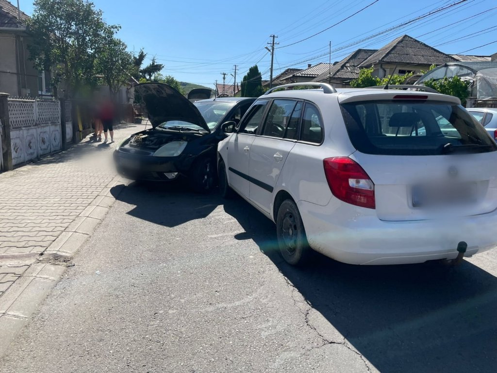 Ce se întâmplă când întorci maşina în mijlocul drumului fără să te asiguri