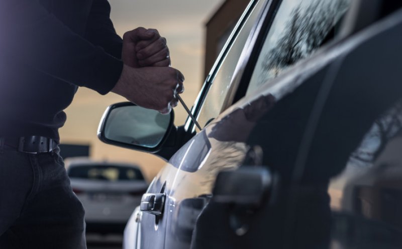 Spărgător de maşini din Cluj, băgat după gratii după ce a golit de bani portmoneul şi cardul furat