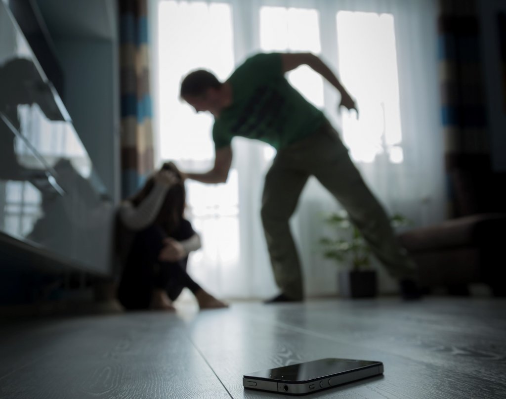 Victimele violențelor domestice vor primi locuințe sociale sau de necesitate. Vezi până când au acest drept