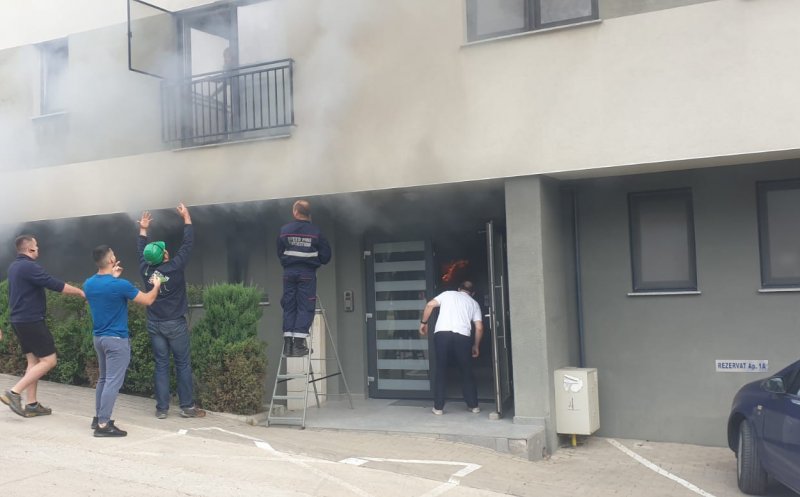 INCENDIU în Cluj-Napoca: Locatari evacuați din imobil din cauza degajărilor de fum. Doi copii și trei adulți, la spital