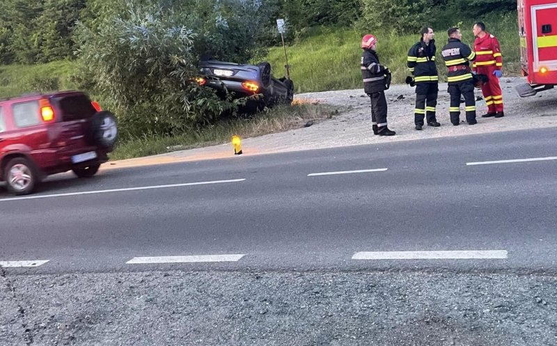 ACCIDENT în Cluj-Napoca: Mașină cu roțile în sus în afara părții carosabile