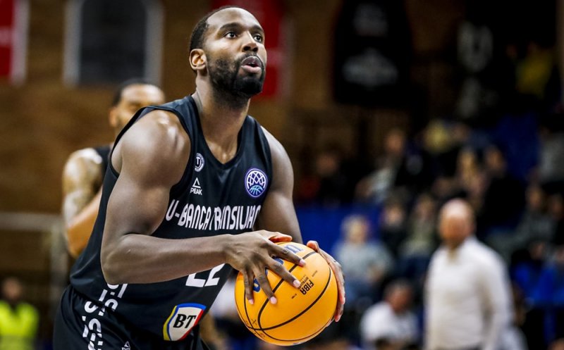 U-BT a anunțat despărțirea de Dustin Hogue