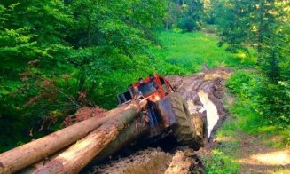Accident grav la Cluj. O persoană a fost prinsă sub un tractor articulat forestier
