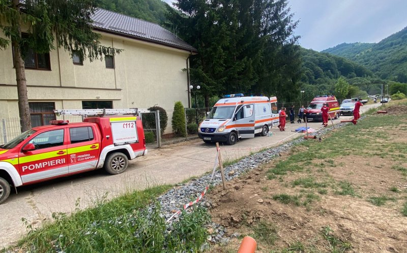 Accident GRAV la Cluj. O persoană a fost prinsă sub un tractor articulat forestier/ A fost  solicitat elicopterul SMURD