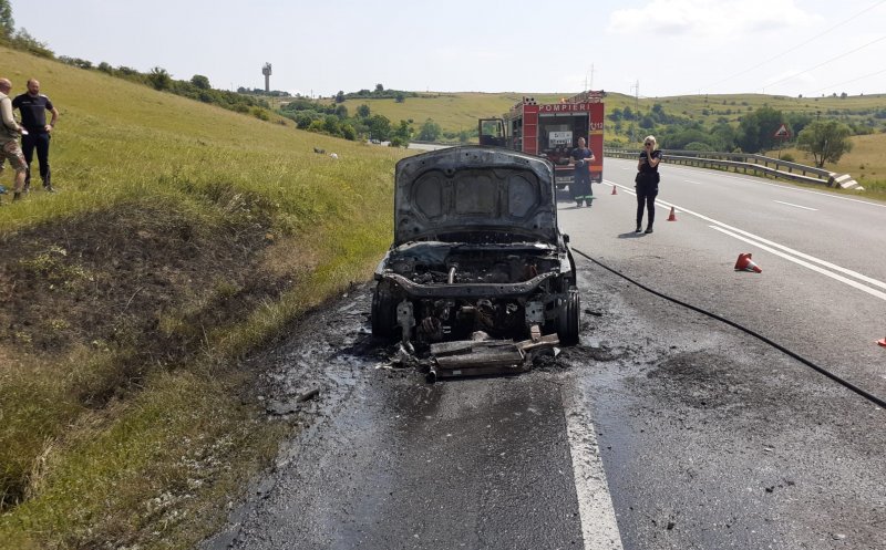 O mașină s-a făcut scrum pe un drum din Cluj. De la ce ar fi pornit incendiul