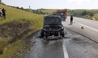 O mașină s-a făcut scrum pe un drum din Cluj. De la ce ar fi pornit incendiul