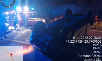 Accident Cluj: Mașină răsturnată după un impact cu un tractor. Un tânăr a ajuns la spital/ Remorca tractorului, nesemnalizată corespunzător