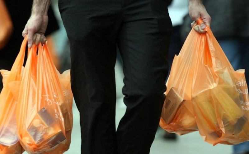 Piaţa din România, plină de pungi de plastic biodegradabil false. "Se transformă în microplastic, care apoi ajunge în organismul oamenilor"