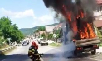 Cluj: Camionetă plină cu termopane, cuprinsă de flăcări. A ars ca o torță