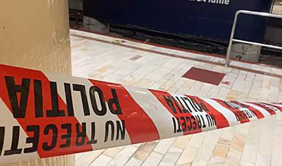 O femeie a murit după ce a căzut pe șine la stația de metrou