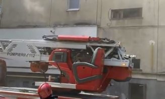 Incendiu într-un bloc din Zorilor. UPDATE: Trei persoane, evacuate de la ultimul etaj cu autoscara