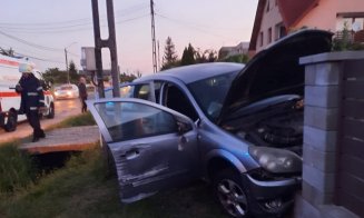 Final de drum tragic pentru un șofer. A murit după ce s-a izbit cu mașina de gard